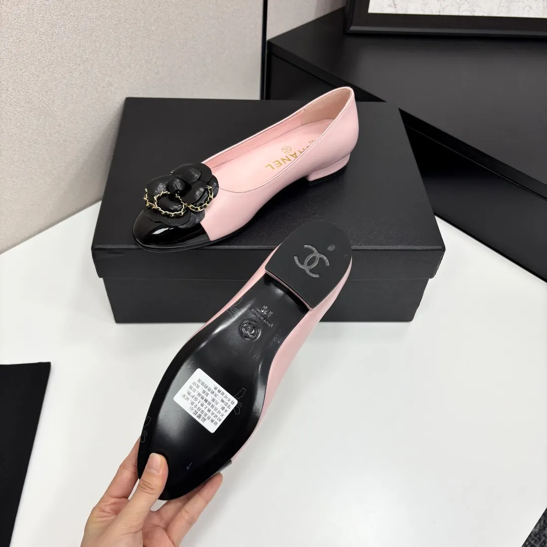 👟👟Ex-factory price 580👟👟 CHANEL｜Chanel Chanel 25C early spring new product Camellia series flat shoes This season’s Camellia series is really beautiful😍 Grandma Xiang’s family has always been elegant and ladylike, full of high-end sense! It’s very nice on the feet~ Whether worn barefoot or paired with skirts or trousers, it’s very versatile! Incomparably beautiful! Extraordinarily fairy 🧚 Overwhelmingly girly‼ ️ The upper is made of imported lambskin, the lining is made of mixed sheepskin, and the Italian A-grade leather outsole Size: 35-39 (40/41 customized)